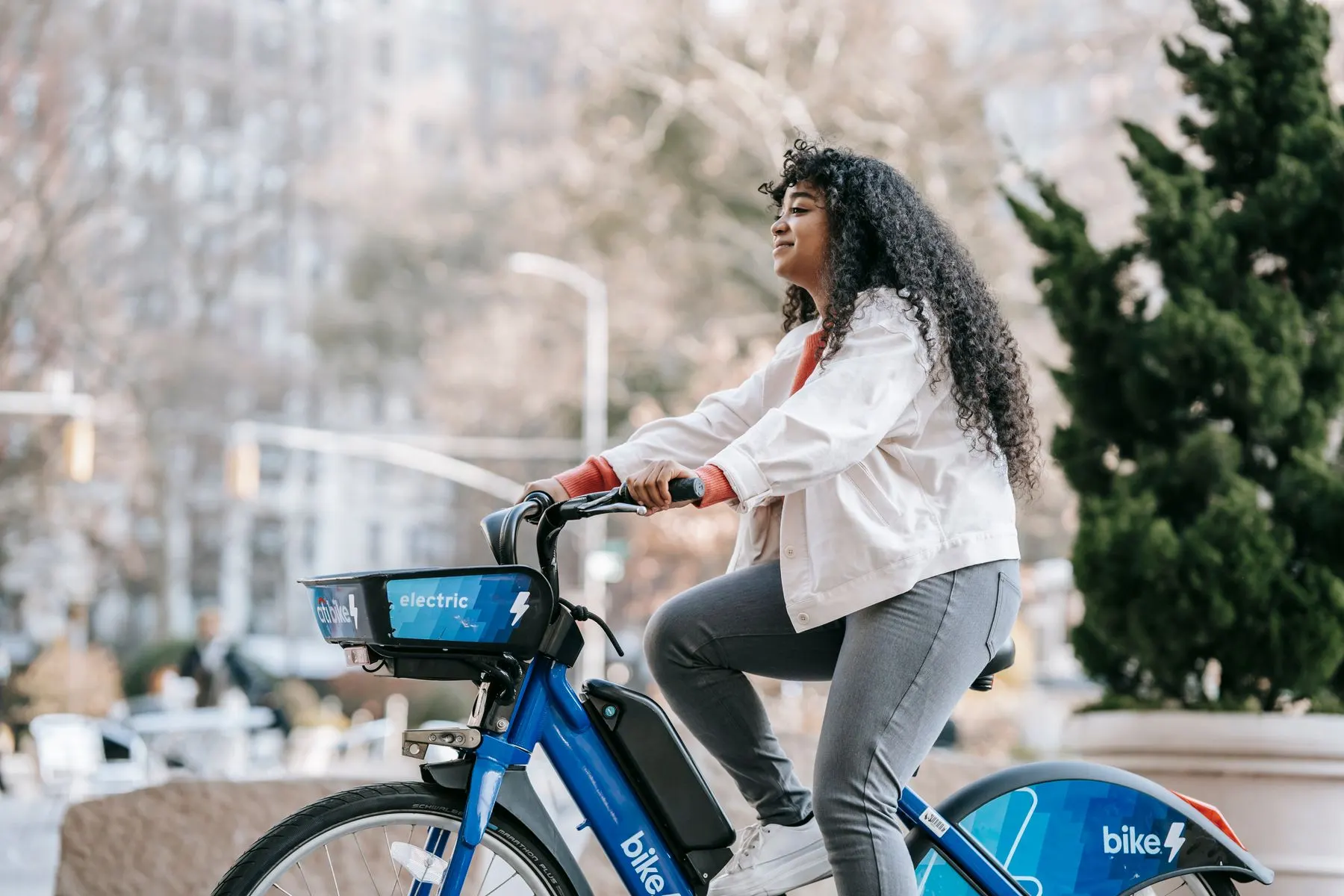 Mulher andando de bicicleta na cidade