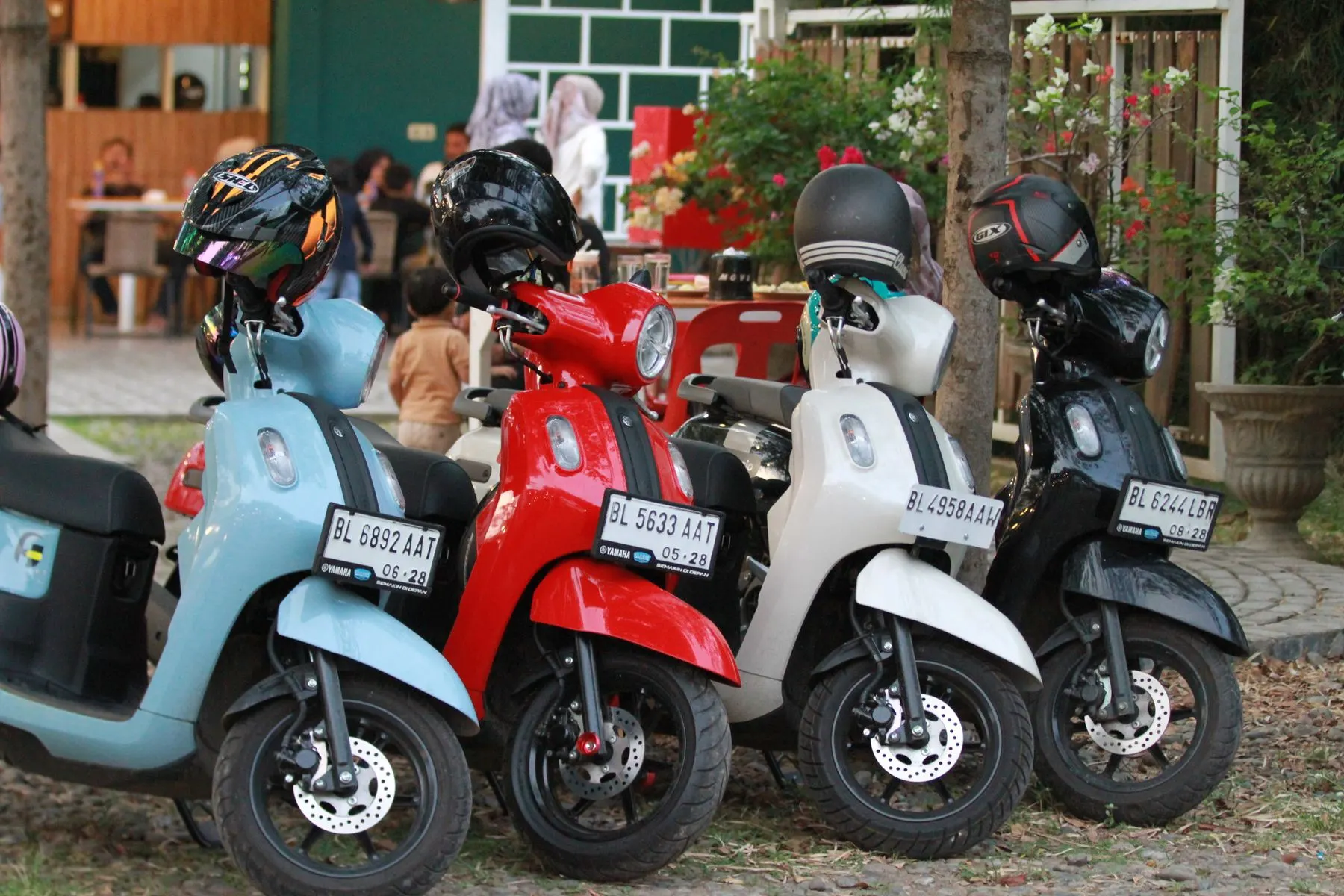 Scooters elétricas enfileiradas com capacetes
