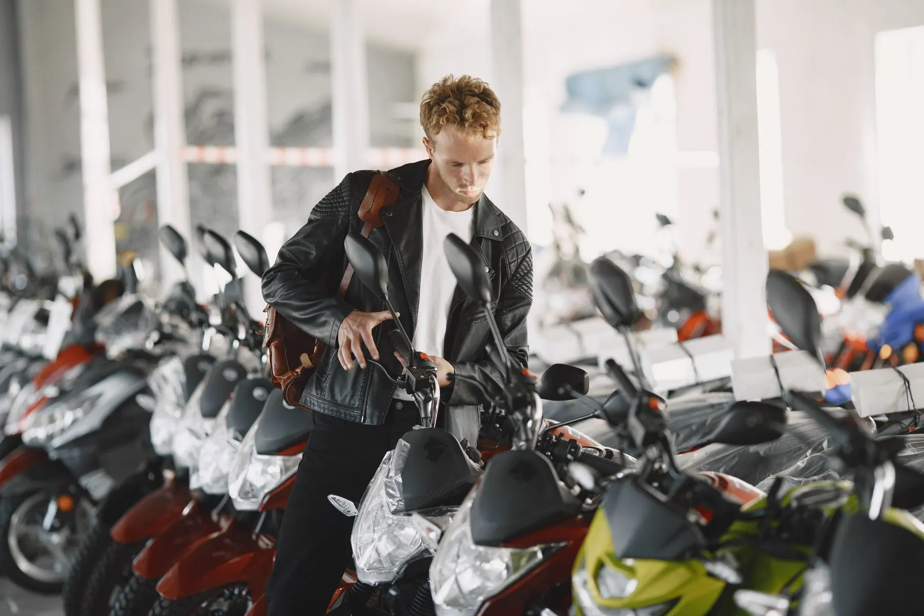 Cliente olhando motos em uma loja