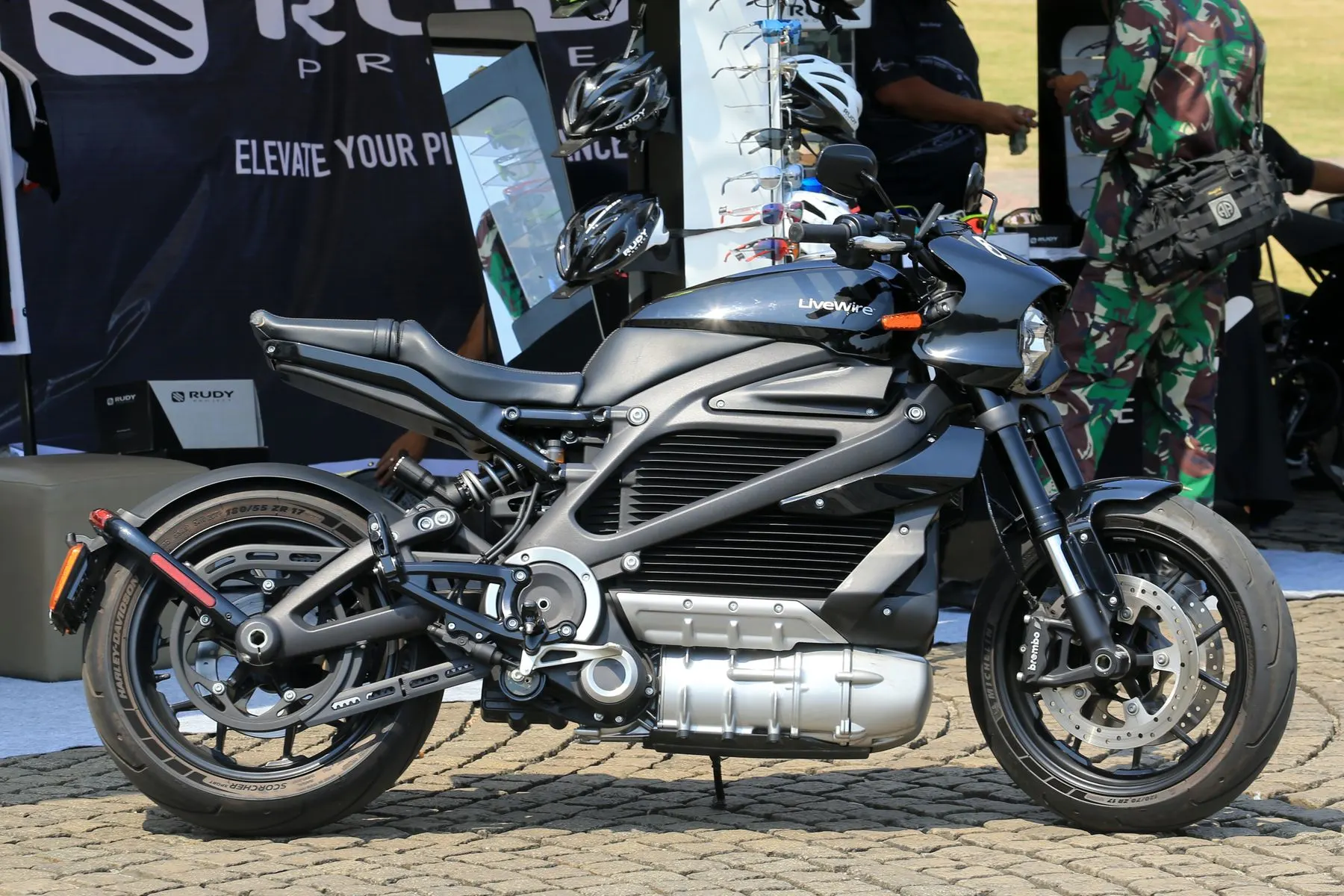 Moto elétrica preta em exposição