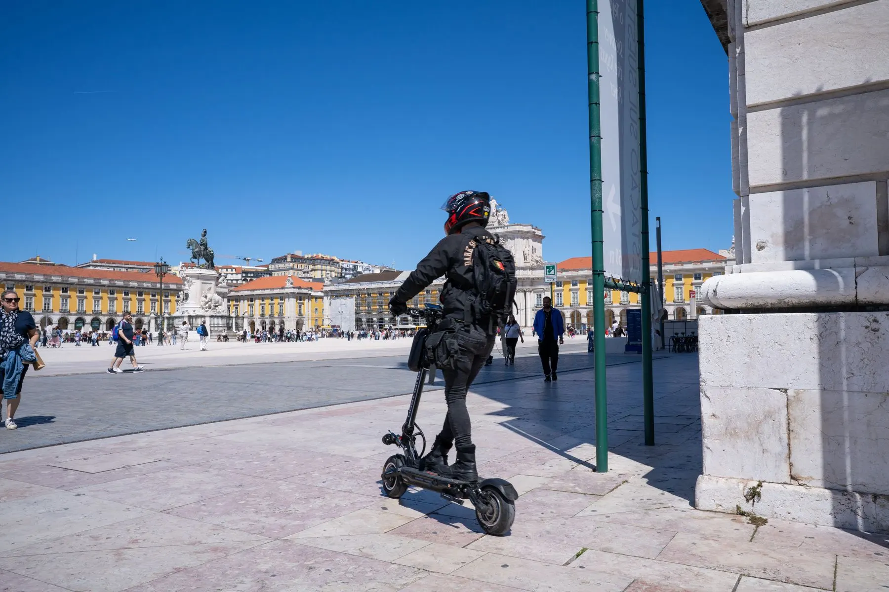 Pessoa andando de patinete elétrico em praça
